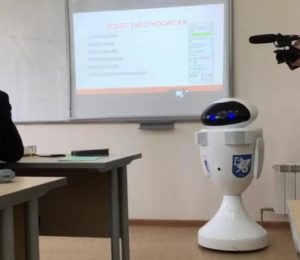 Первый в России школьный робот-учитель «EVA» провел урок в Казани