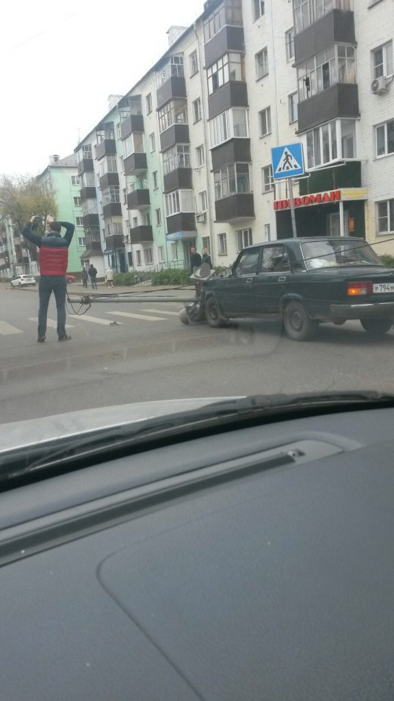 светофор упал на улице Олега Кошевого