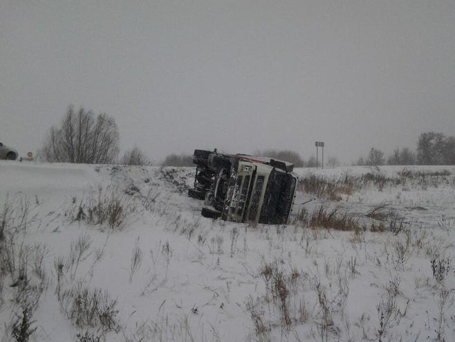 В Татарстане перевернулся грузовик