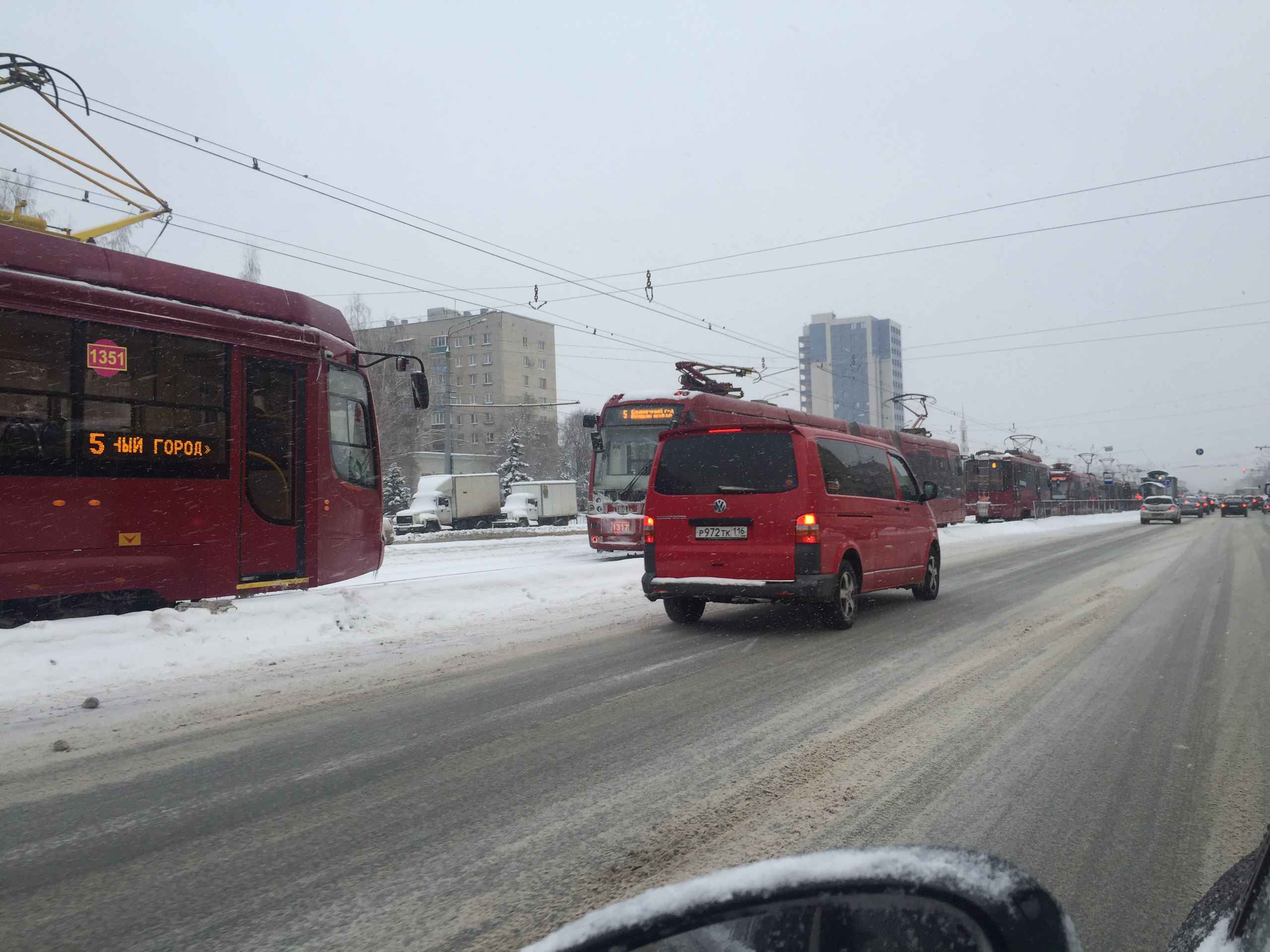 На перекрестке Ямашева и Бондаренко Range Rover заблокировал движение трамваев 