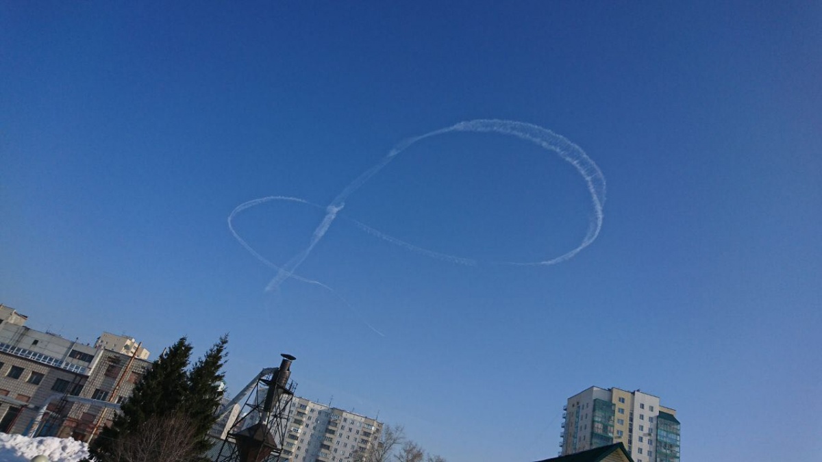 гигантская восьмерка в небе