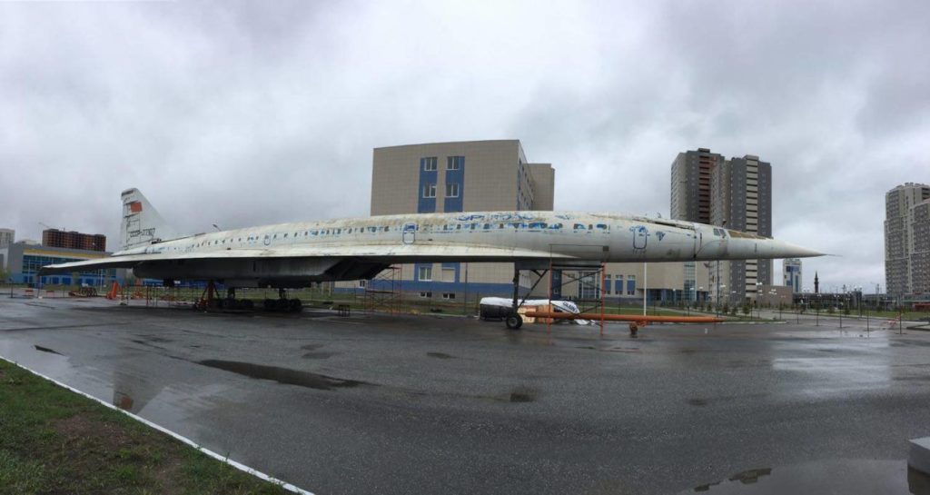 самолет перед зданием каи в казани ту-144