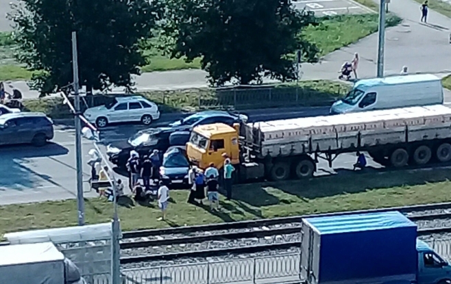 На проспекте Победы в Казани фура подмяла под себя легковушку – водитель погиб
