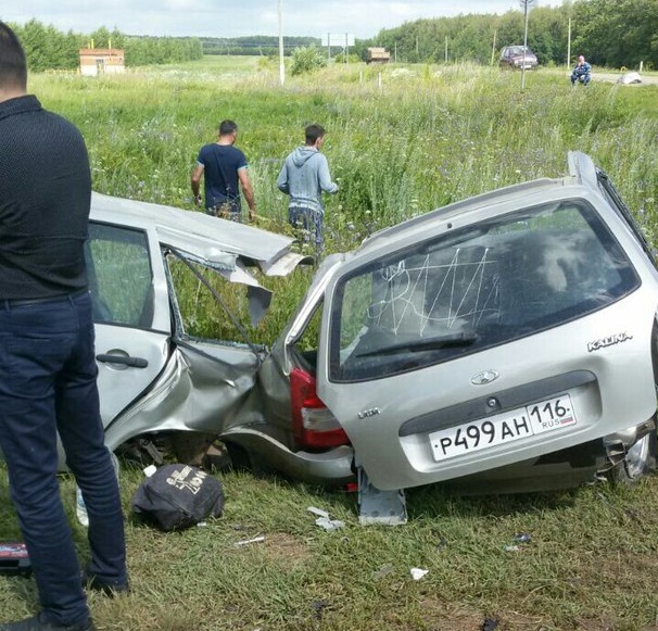ДТП на трассе в Татарстане: легковушку «распополамило» после столкновения с Porsche 