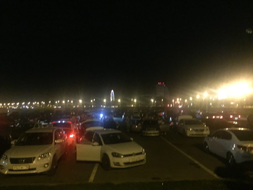 Берегись автомобиля: кальянщики возродили ночные тусовки на стоянке у «Чаши» в Казани