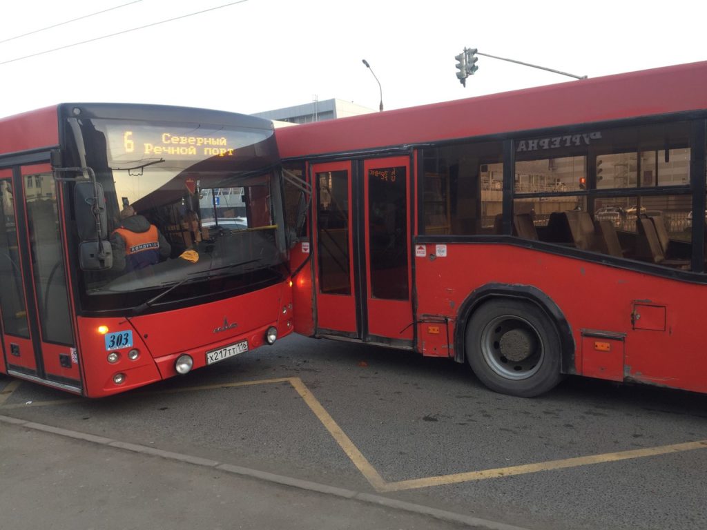 красные автобусы авария