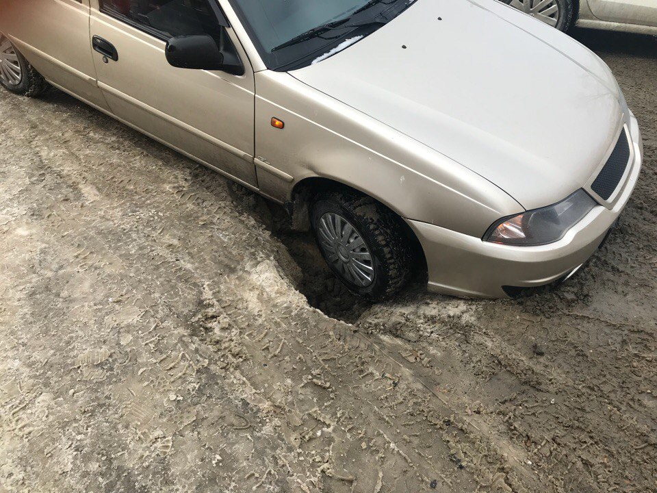 Машина провалилась в яму