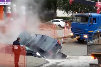 В Самаре два автомобиля провалились под землю