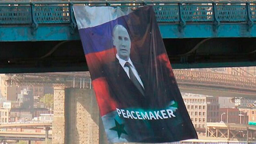 В Нью-Йорке повесили плакат с Путиным "миротворец"
