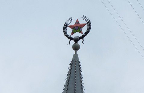 В центре Воронежа звезду на шпиле дома превратили в персонажа из «Спанч Боба»