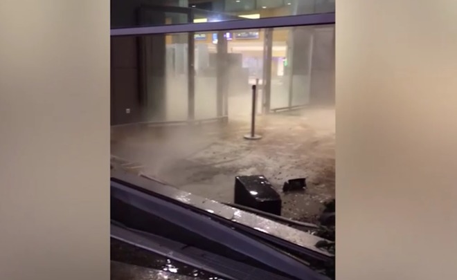 лихач протаранил здание казанского аэропорта