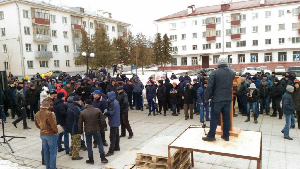 митинг платон