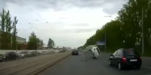 автомобиль перевернулся после наезда на люк