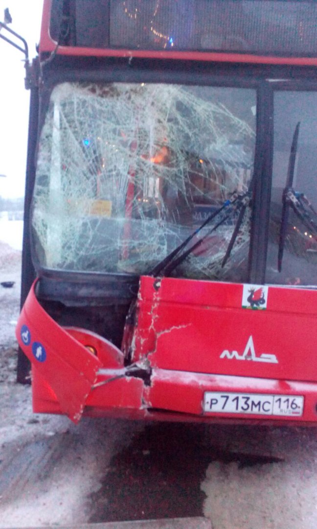 разбитый автобус