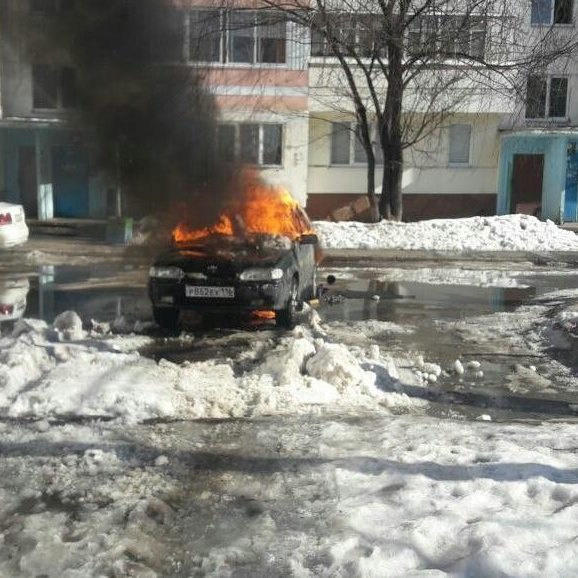 Загорелись на сугробах. Снег горит. Сгорел автомобиль в Нижнекамске. В Нижнекамске загорелась машина.